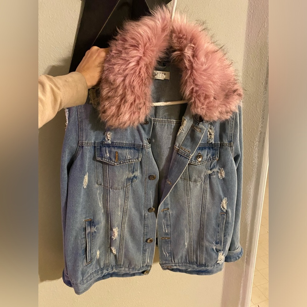 Cute denim jacket with pink faux fur collar